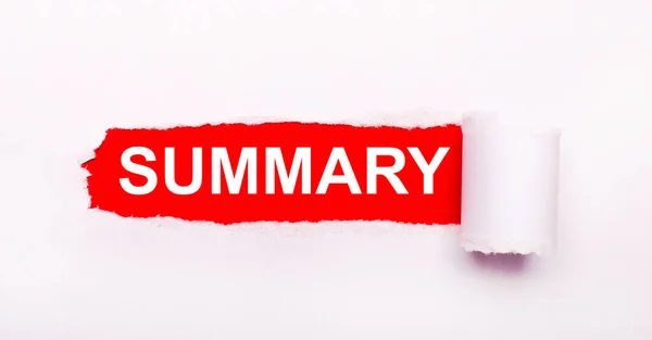 Parlak kırmızı zemin üzerinde, yırtık çizgili beyaz kağıt ve yazıt SUMMARY.