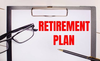 Hafif ahşap bir arka plan gözlüğü, bir kalem ve yazılı bir kağıt üzerinde. İş konsepti