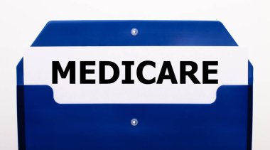 Beyaz arka planda, kağıtlar için mavi bir klasör. Dosyada, üzerinde 