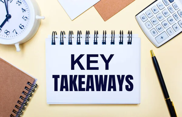 Hafif bir arkaplanda, beyaz bir çalar saat, bir hesap makinesi, bir kalem ve üzerinde KEY TAKEAWAYS yazan bir defter. Düz yatıyordu