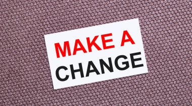 Kahverengi arkaplanda, üzerinde metin olan beyaz dikdörtgen bir kart bir değişiklik yapar