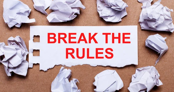 Açık kahverengi arka planda beyaz kağıda yazılmış kuralları boz.