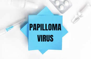 Beyaz arka planda, bir şırınga, ampul, haplar, bir şişe ilaç ve üzerinde PAPILLOMA VIRUS yazan açık mavi çıkartmalar. Tıbbi konsept