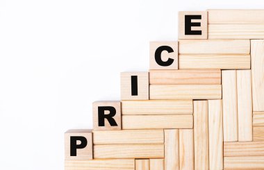 Hafif bir arkaplanda, tahta bloklar ve metinli küpler PRICE