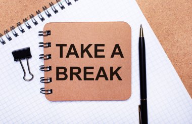 Tahta arka plan not defteri, siyah kalem, ataç ve kahverengi not defterinde 