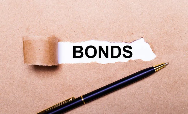 Порванная Крафтовая Бумага Белый Фон Текстом Bonds Рядом Черная Ручка — стоковое фото