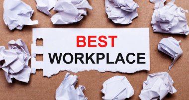 Açık kahverengi arkaplan üzerine beyaz kağıda yazılmış en iyi çalışma yeri.