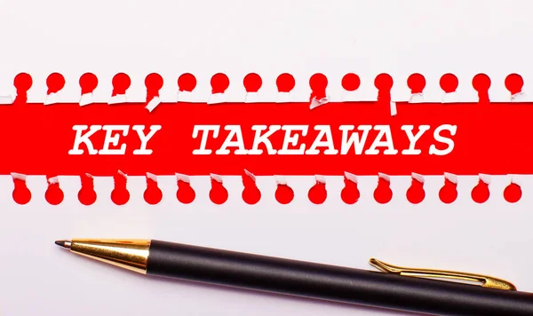 KEY TAKEAWAYS metni ile parlak kırmızı bir arkaplan üzerinde kalem ve beyaz yırtık kağıt şerit