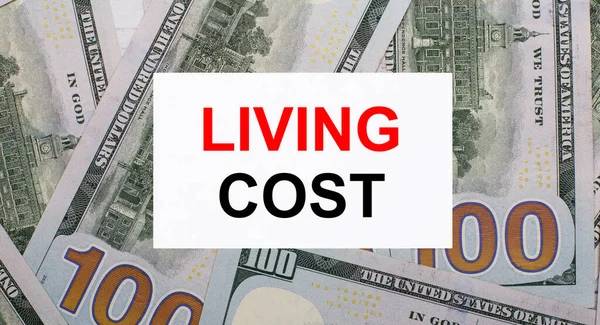 Тлі Американських Доларів Біла Картка Текстом Living Cost Фінансова Концепція — стокове фото