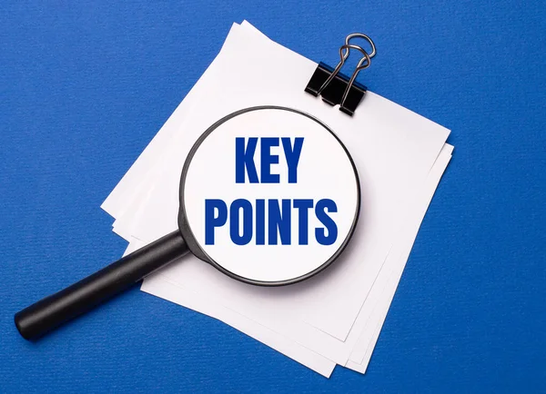 아래흰 Key Points 글자가 확대경을 놓는다 — 스톡 사진