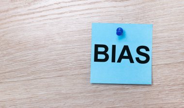Açık ahşap bir arkaplanda - açık mavi kare etiketli BIAS metni