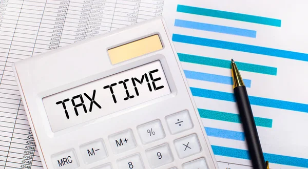 レポートや青のグラフの背景には Tax Time画面でテストを行ったペンとホワイトの計算機があります 事業概念 — ストック写真