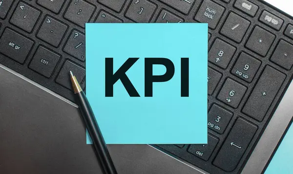 Компьютерная Клавиатура Имеет Ручку Синюю Наклейку Текстом Kpi Плоский Лежал — стоковое фото