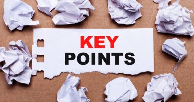 Açık kahverengi arkaplanda beyaz kağıda anahtar noktaları yazıldı.