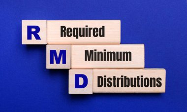 Parlak mavi arkaplanda, açık tahta bloklar ve RMD içeren küpler Minimum Dağıtım gerektiriyordu
