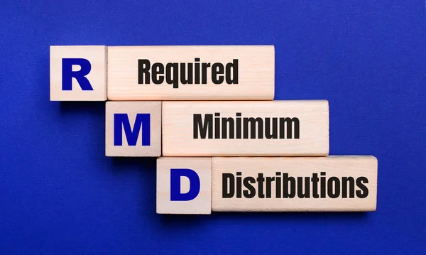 Parlak mavi arkaplanda, açık tahta bloklar ve RMD içeren küpler Minimum Dağıtım gerektiriyordu