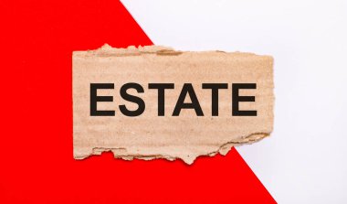 Beyaz ve kırmızı arkaplanda, kahverengi yırtık karton ESTATE metni