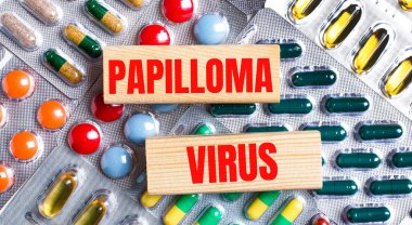 Çok renkli plakaların arka planında, üzerinde PAPILLOMA VIRUS yazan tahta bloklar var. Tıbbi konsept.