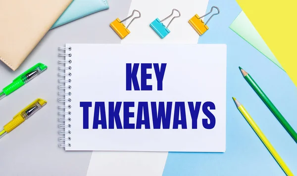 Gri Mavi Arkaplanda Sarı Yeşil Renk Kırtasiyesi Key Takeaways Yazılı — Stok fotoğraf