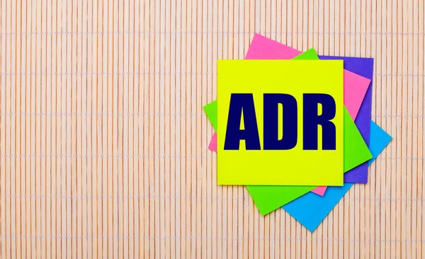Een Lichte Houten Ondergrond Heldere Veelkleurige Stickers Met Tekst Adr — Stockfoto