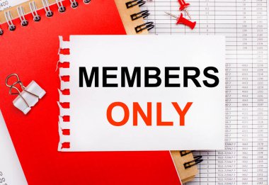 Raporların arka planında, kırmızı ve kahverengi not defterleri, beyaz ataç, kırmızı düğmeler ve sadece metin Üyeleri ile beyaz bir sayfa var. İş konsepti