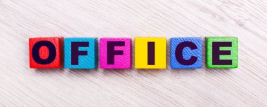 Açık ahşap arka planda, çok renkli ahşap küplerde.