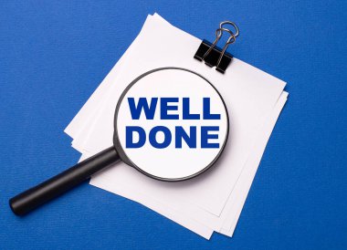 Mavi arka planda, siyah bir ataçın altında beyaz çarşaflar ve üzerinde 