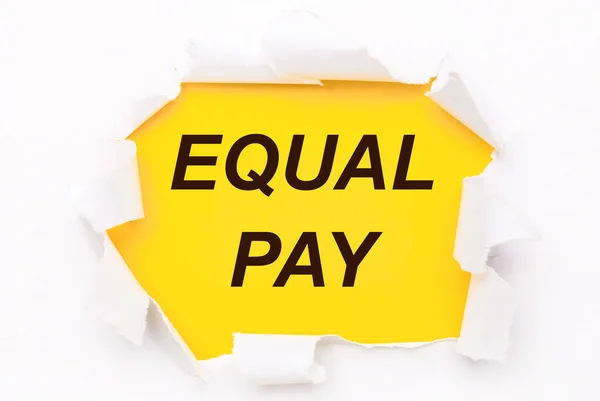Білий Папір Лежить Яскраво Жовтому Тлі Текстом Equal Pay — стокове фото