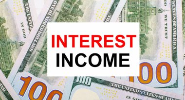 Amerikan dolarlarının arka planında, içinde 