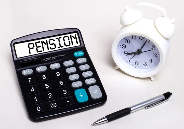 Светлом Столе Черный Калькулятор Текстом Pension Табло Ручка Белый Будильник — стоковое фото