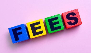 Açık pembe arka planda, çok renkli ahşap küplerde metin FES