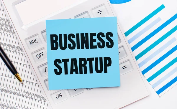 บนพ างานเป นเคร องค ดเลขส ขาวท กเกอร อความ Business Startup — ภาพถ่ายสต็อก
