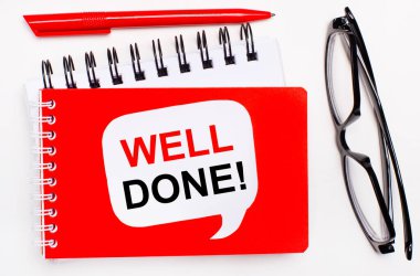 Beyaz arka planda, beyaz ve kırmızı not defterleri, siyah gözlükler, kırmızı bir kalem ve üzerinde 