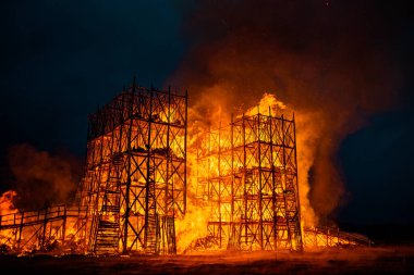 Maslenitsa 'da büyük sazdan yapılmış ahşap bir köprüyü yakmak.