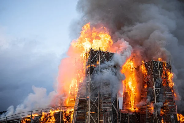 Maslenitsa 'da büyük sazdan yapılmış ahşap bir köprüyü yakmak.