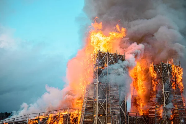 Maslenitsa 'da büyük sazdan yapılmış ahşap bir köprüyü yakmak.