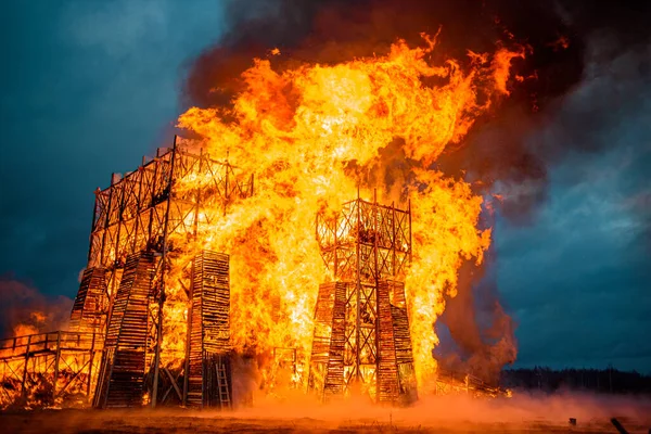 Maslenitsa 'da büyük sazdan yapılmış ahşap bir köprüyü yakmak.