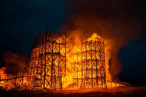 Maslenitsa 'da büyük sazdan yapılmış ahşap bir köprüyü yakmak.