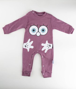 Beyaz arka planda yatan çocuk için leylak desenli komik bir yüz.