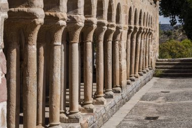 İkili sütunlarda yarı dairesel kemerler sergileniyor, Kurtarıcı Kilisesi, 13. yüzyıl Romen kırsal kesimi, Carabias, Guadalajara, İspanya