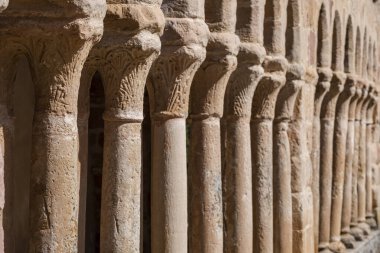 İkili sütunlarda yarı dairesel kemerler sergileniyor, Kurtarıcı Kilisesi, 13. yüzyıl Romen kırsal kesimi, Carabias, Guadalajara, İspanya