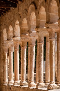 İkili sütunlarda yarı dairesel kemerler sergileniyor, Kurtarıcı Kilisesi, 13. yüzyıl Romen kırsal kesimi, Carabias, Guadalajara, İspanya