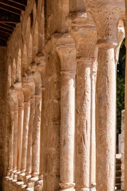 İkili sütunlarda yarı dairesel kemerler sergileniyor, Kurtarıcı Kilisesi, 13. yüzyıl Romen kırsal kesimi, Carabias, Guadalajara, İspanya