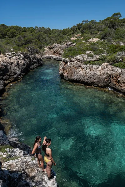 Giovani Che Saltano Acqua Cala Beltran Llucmajor Maiorca Isole Baleari — Foto Stock