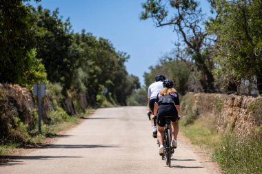 L 'aguila, Llucmajor, Mallorca, İspanya' ya giden bir bisikletçi.