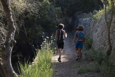 Puig de Cura, Randa, Algaida, Mallorca, Balear Adaları 'na yükselen yürüyüşçüler