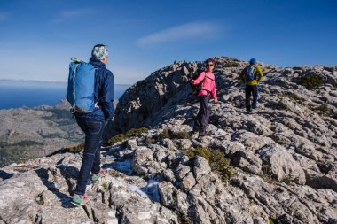 Puig Tomir tepesindeki yürüyüşçüler, 1103 metre, Escorca, Mallorca, Balearic Adaları, İspanya