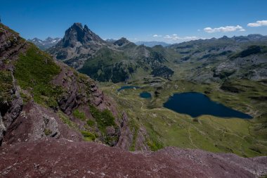 Yükselen Ayous zirvesi, Ayous göl turu, Pireneler Ulusal Parkı, Pireneler Atlantikleri, Fransa