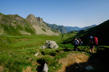 Vadiye inen yürüyüşçüler, Col de Souzon, Midi d 'Ossau zirvesi, 2884 metre, Pireneler Ulusal Parkı, Pireneler Atlantikleri, Fransa