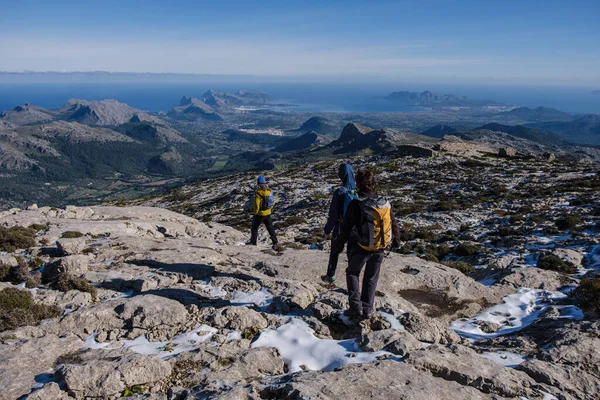 Wanderer Auf Dem Kamm Des Puig Tomir 1103 Meter Escorca — Stockfoto